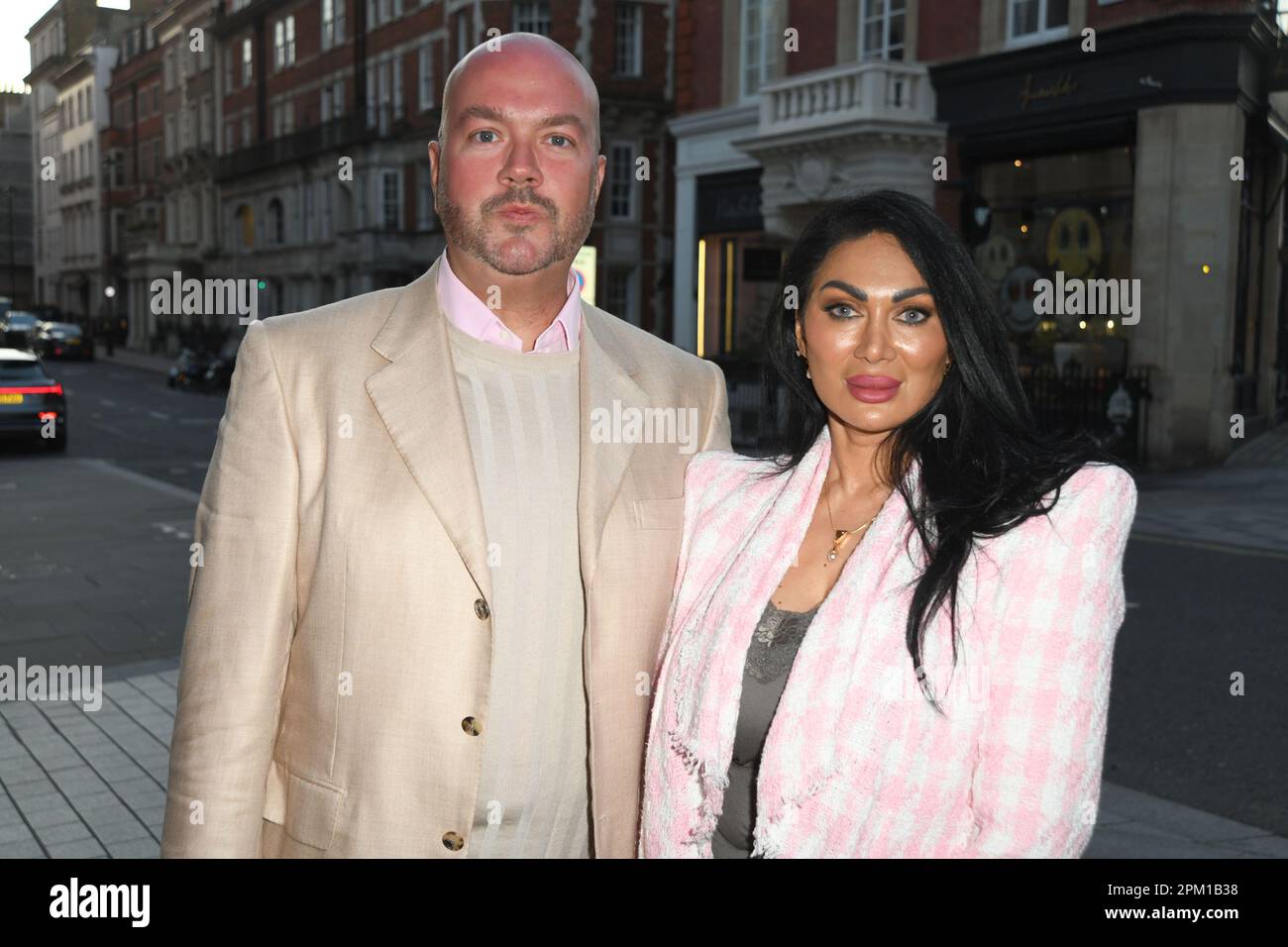 Jonathan Sothcott und Jeanine Nerissa Sothcott kommen in Stille zum Abendessen mit Roger Moores Sohn Geoffrey Moore Stockfoto