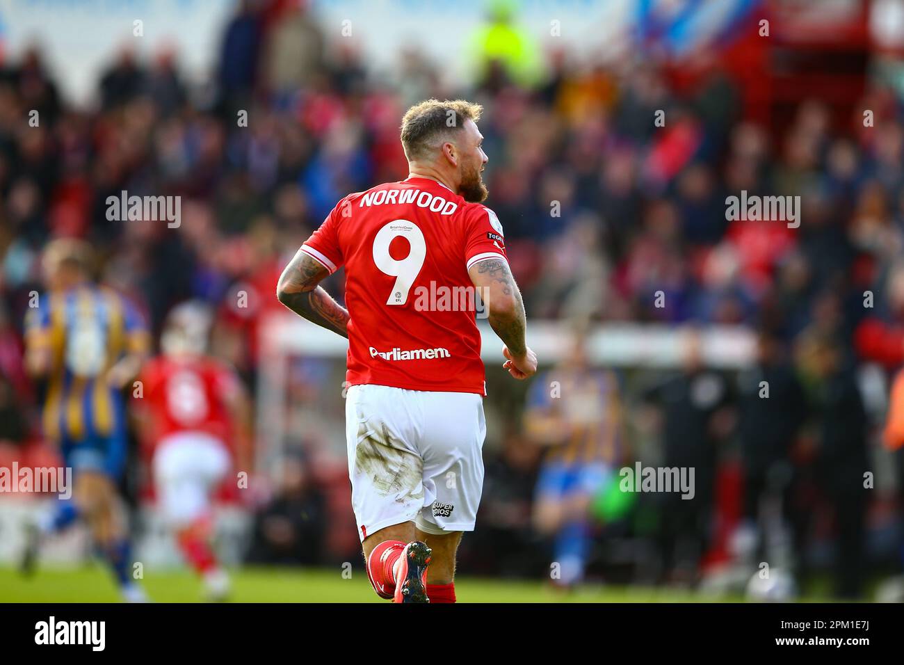Oakwell Stadium, Barnsley, England - 10. April 2023 James Norwood (9) of Barnsley - während des Spiels Barnsley V Shrewsbury Town, Sky Bet League One, 2022/23, Oakwell Stadium, Barnsley, England - 10. April 2023 Guthaben: Arthur Haigh/WhiteRosePhotos/Alamy Live News Stockfoto