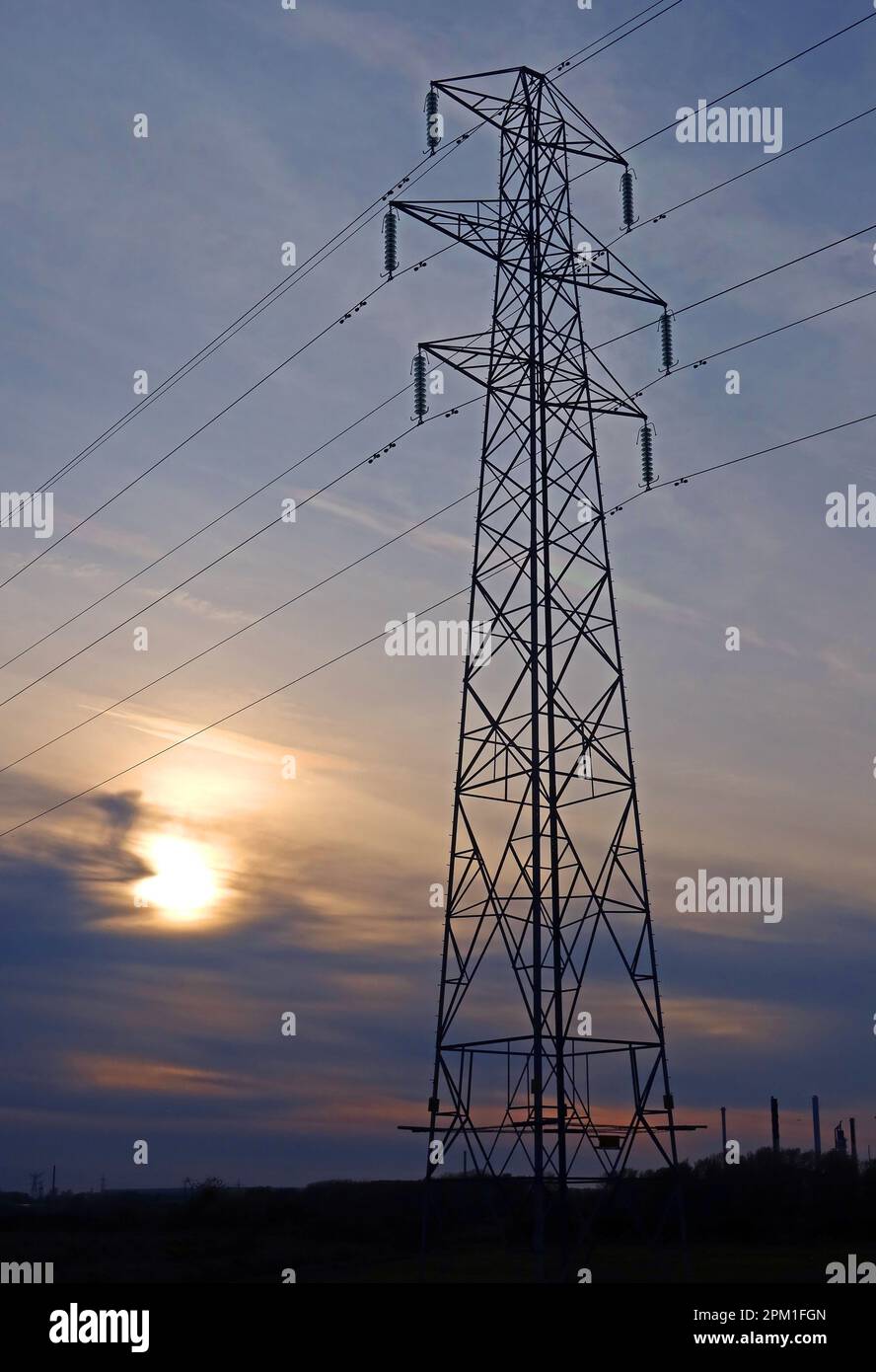 GEGB Tall Pylon, transportiert Strom bei 33kV 33.000 Volt, mit Sonnenuntergang dahinter, Frodsham, Cheshire, England, UK, WA6 7SN Stockfoto