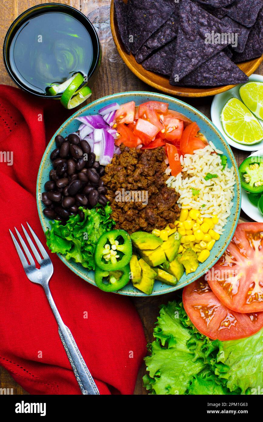 Burrito-Schüssel aus Fleisch auf Pflanzenbasis Stockfoto