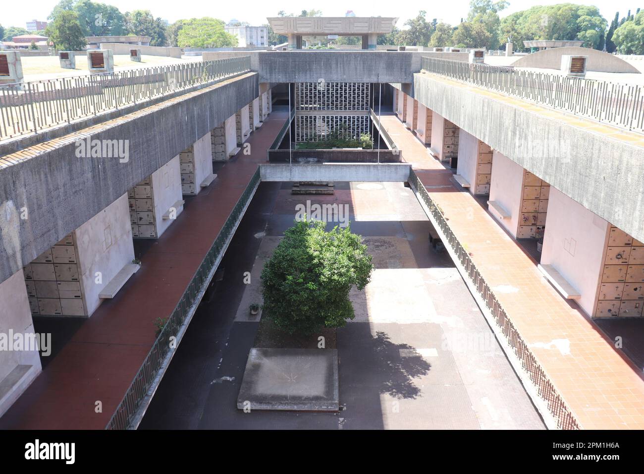 Nischen und Bestattungsurnen in der Krypta des Chacarita-Friedhofs Stockfoto