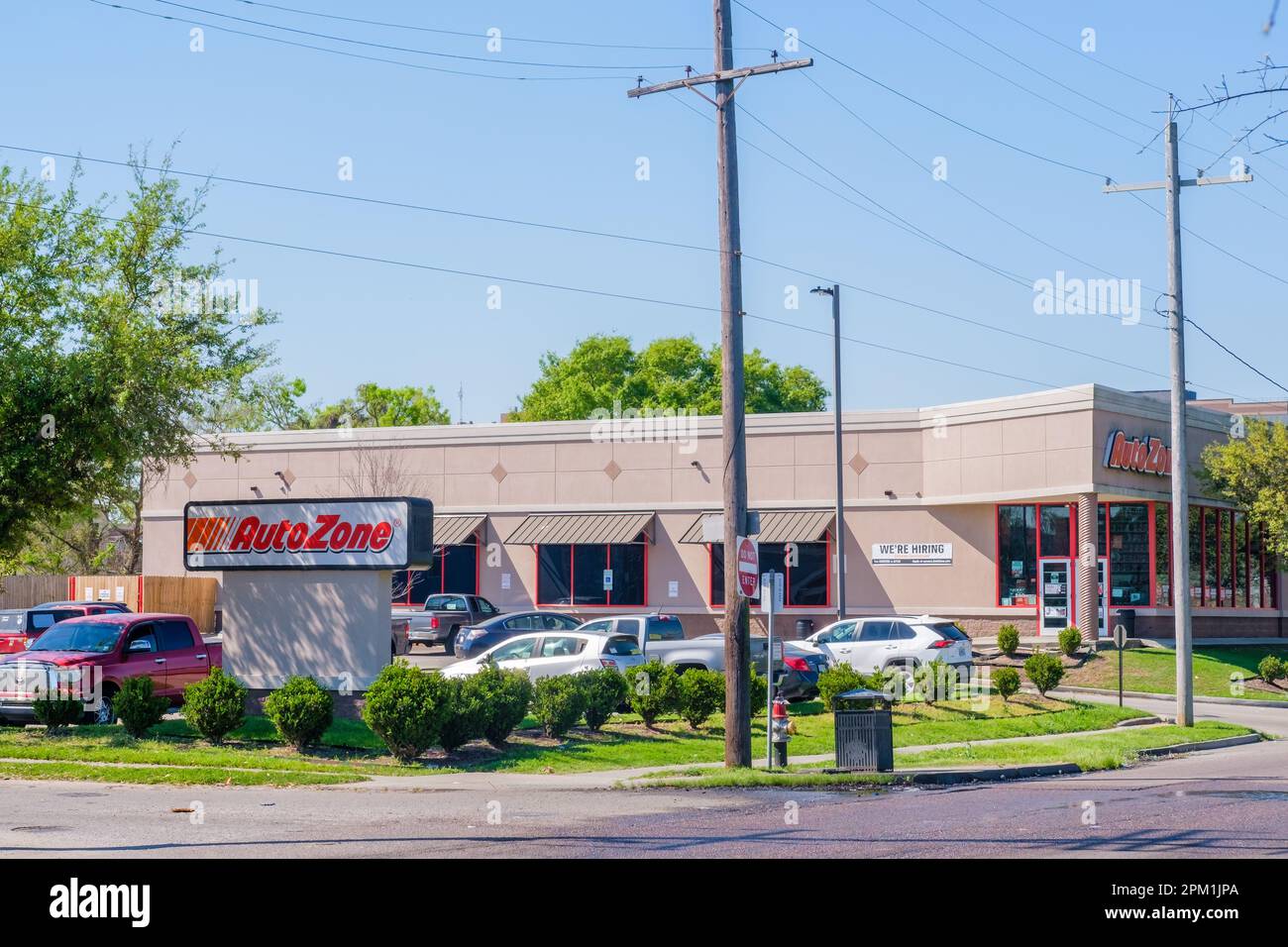 NEW ORLEANS, LA, USA - 5. MÄRZ 2023: Vorderseite des Autozone Autoteilagers auf der Claiborne Avenue Stockfoto