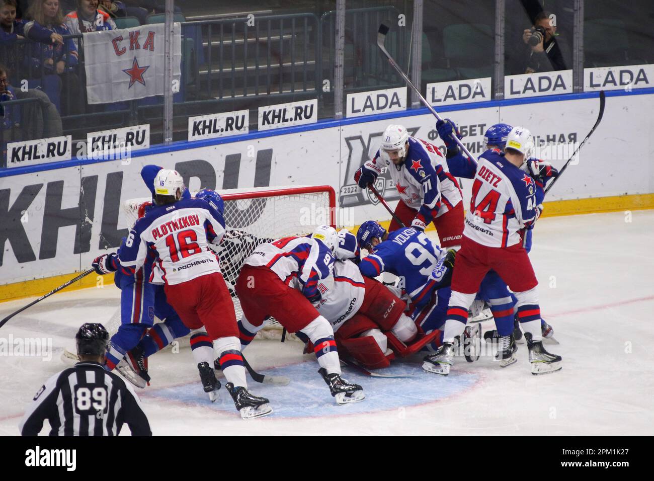 Sankt Petersburg, Russland. 10. April 2023. SKA Hockey Club-Spieler, Alexander Volkov (Nr.92) und CSKA Hockey Club-Spieler, Adam Reideborn (Nr. 36), Wladislav Kamenev (Nr. 94), Sergei Plotnikov (Nr. 16), gesehen in Aktion während der Kontinental Hockey League, Gagarin Cup, Spiel 5, Finale der Western Conference Season KHL 2022 - 2023 zwischen SKA Saint Petersburg und CSKA Moskau im Ice Sports Palace. Endstand: SKA Saint Petersburg 3:7 CSKA Moskau Credit: SOPA Images Limited/Alamy Live News Stockfoto
