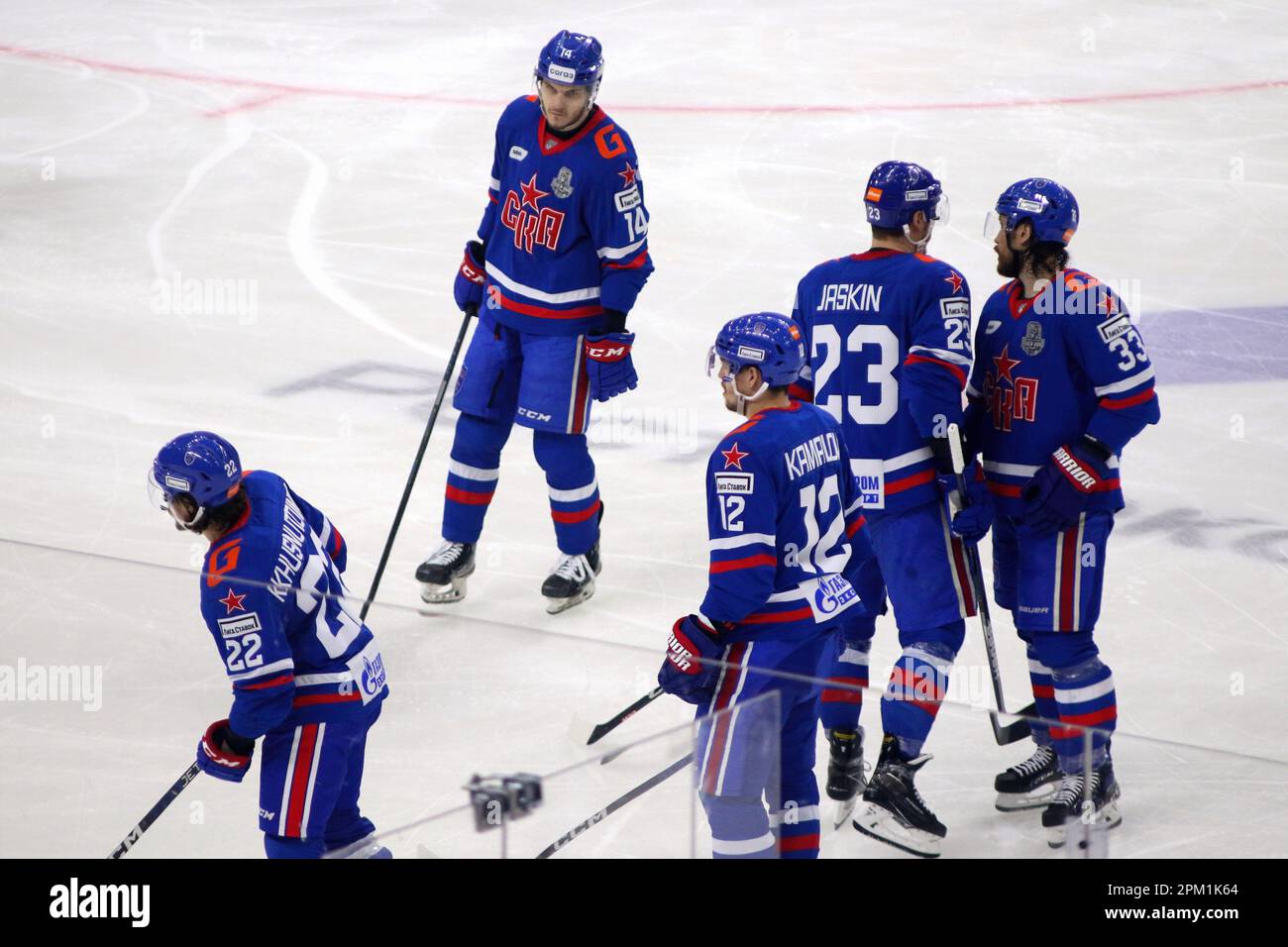 Sankt Petersburg, Russland. 10. April 2023. SKA Hockey Club-Spieler, Dmitry Jaskin (Nr.23), Nikita Kamalov (Nr.12), Marat Khusnutdinov (Nr.22), Mikhail Pashnin (Nr.33) in Aktion während der Kontinental Hockey League, Gagarin Cup, Match 5, Finale der Western Conference Season KHL 2022 - 2023 zwischen SKA Saint Petersburg und dem CSIA Sports Palace. Endergebnis: SKA Saint Petersburg 3:7 CSKA Moskau (Foto: Maksim Konstantinov/SOPA Images/Sipa USA) Gutschrift: SIPA USA/Alamy Live News Stockfoto