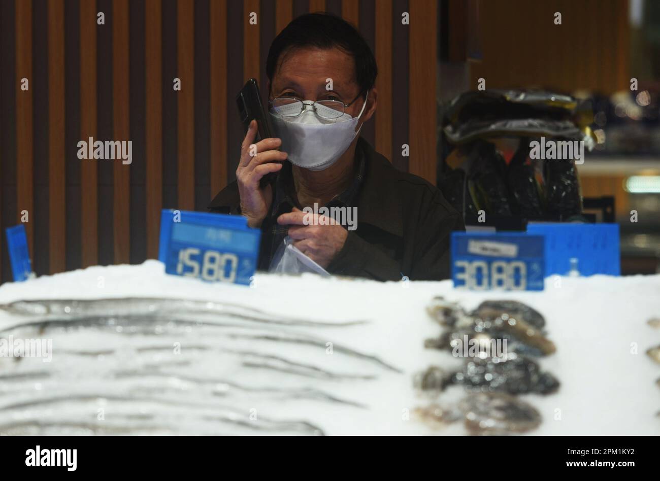 HANGZHOU, CHINA - 11. APRIL 2023 - Ein Kunde kauft in einem Supermarkt in Hangzhou, Ost-Chinas Provinz Zhejiang, 11. April 2023 ein. Der Verbraucherpreisindex stieg im März 2023 um 0,7 Prozent gegenüber dem Vorjahr, laut Daten, die am selben Tag vom nationalen Statistikamt veröffentlicht wurden. (Foto: CFOTO/Sipa USA) Stockfoto