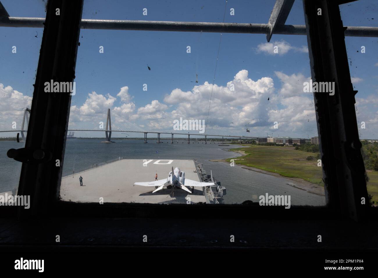 Ein McDonnell Douglas F-4-Kampfflugzeug aus Sicht der USS Yorktown im Patriot's Point Naval and Maritime Museum in Mount Pleasant, SC, USA. Stockfoto