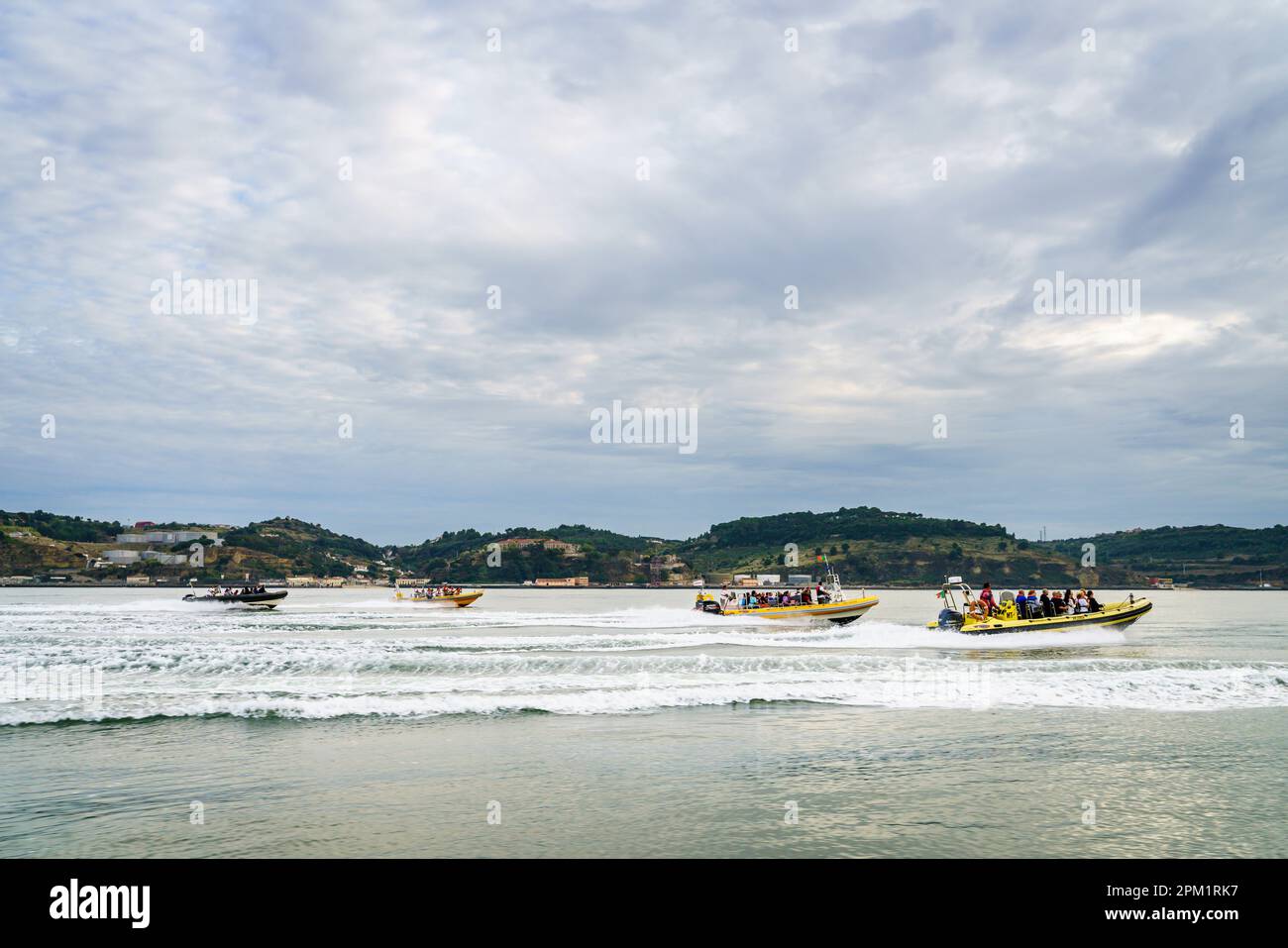 Lissabon, Portugal, 26. Oktober 2016: Schnellbootfahrt auf dem Tejo in Lissabon, Portugal Stockfoto