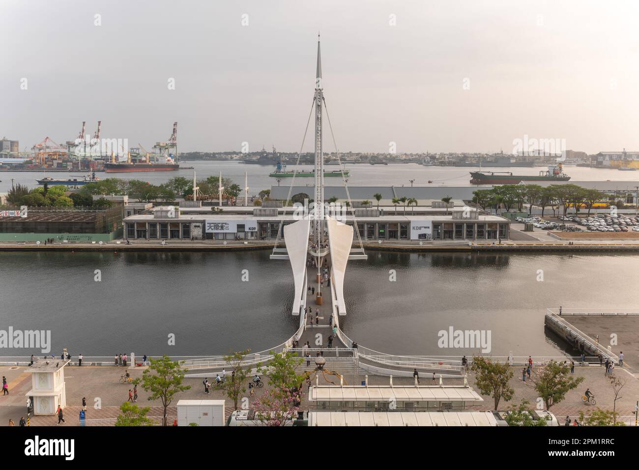 8. April 2023: dagang-Brücke in kaohsiung, taiwan. Dagang bedeutet großer Hafen oder Megahafen. Es ist die erste Fußgängerbrücke in Taiwan und dem Lon Stockfoto