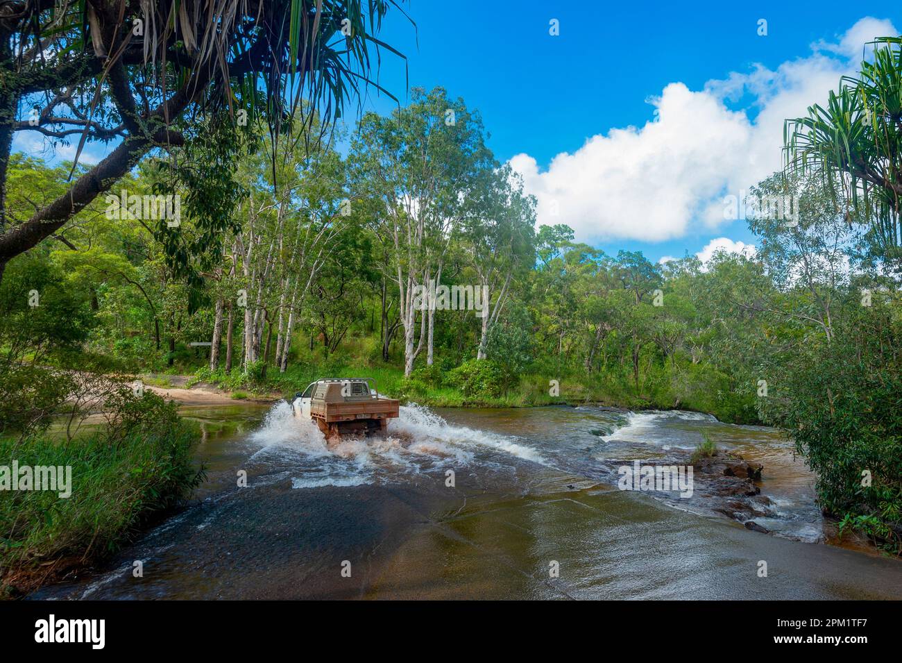 Eine 4WD ute, die den Isabella Falls Creek überquert, eine Touristenattraktion in Far North Queensland, FNQ, QLD, Australien Stockfoto