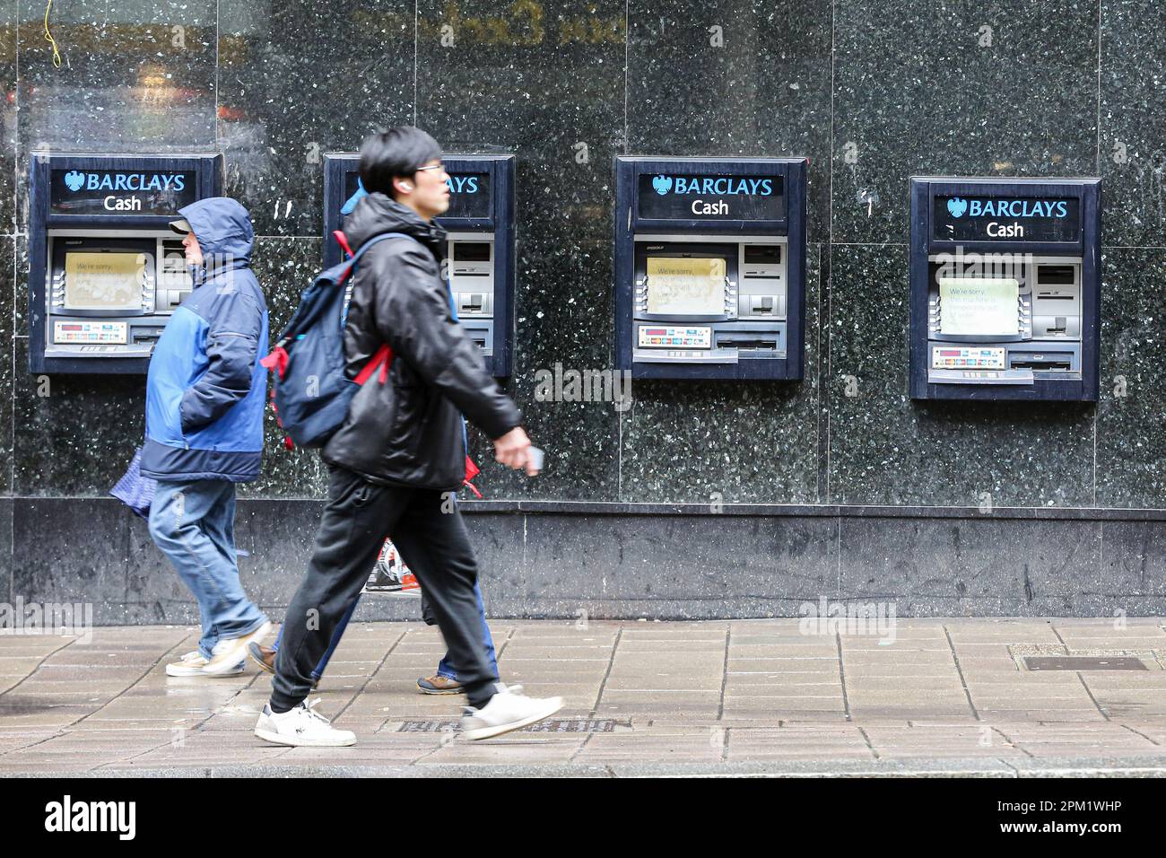 London, Großbritannien. 10. April 2023. Vor einer Filiale der Barclays Bank im Zentrum Londons laufen Leute an Geldautomaten vorbei. Kredit: SOPA Images Limited/Alamy Live News Stockfoto