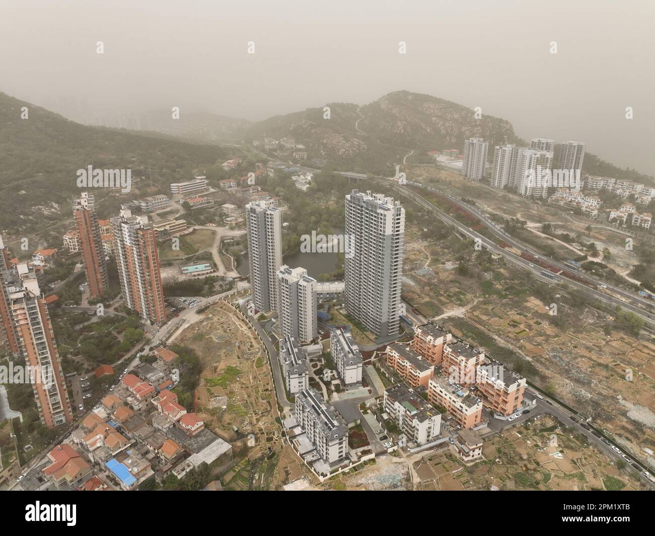 LIANYUNGANG, CHINA - 11. APRIL 2023 - der östliche Küstenbezirk ist im schwimmenden Staub der Stadt Lianyungang, der ostchinesischen Provinz Jiangsu, zu sehen Stockfoto