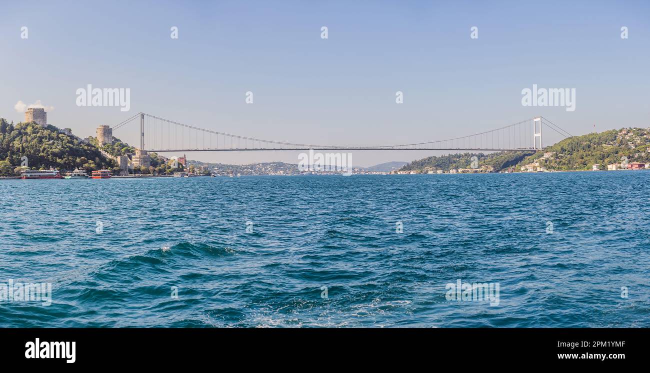 Türkei, Istanbul, Häuser unter Fatih Sultan Mehmet Brücke über den Bosporus Stockfoto