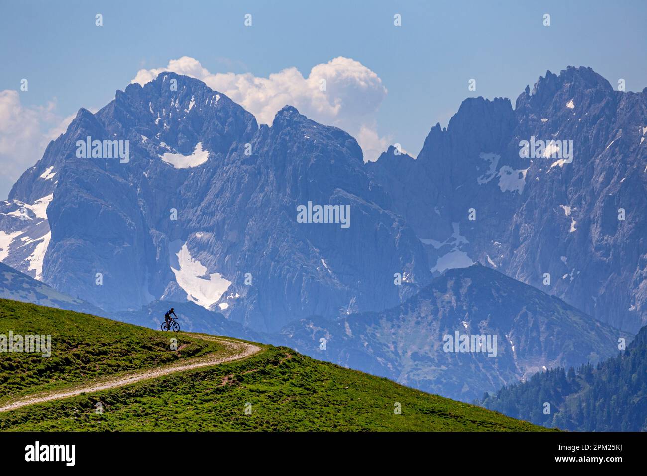 Mountainbiker in Lochner Alm, Rettenschöß, Kaiserwinkl, Kaiser Mountains, Tirol, Österreich, Sommer Stockfoto