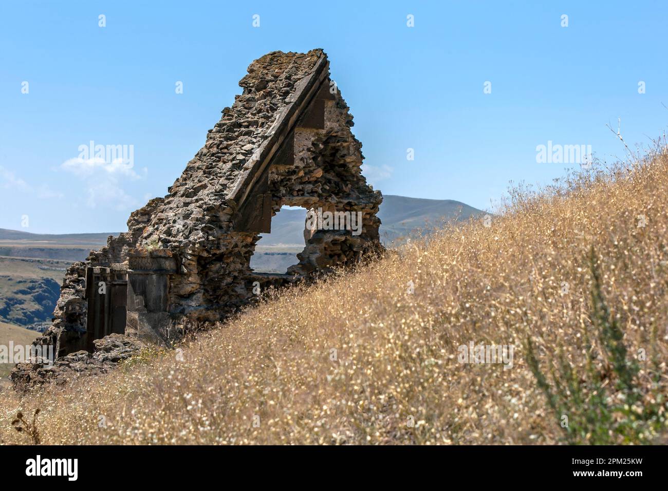 Die Ruinen eines Steingebäudes, höchstwahrscheinlich die Ashot Kirche an der antiken Stätte Ani in der Osttürkei. Stockfoto