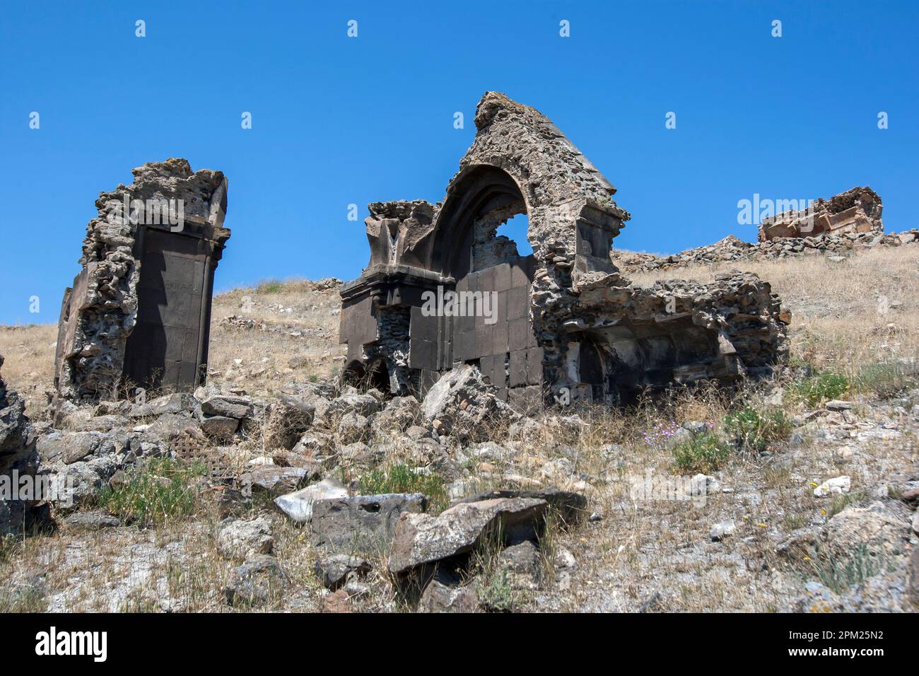 Die Ruinen eines Steingebäudes, höchstwahrscheinlich die Ashot Kirche an der antiken Stätte Ani im Osten Turkiyes. Stockfoto