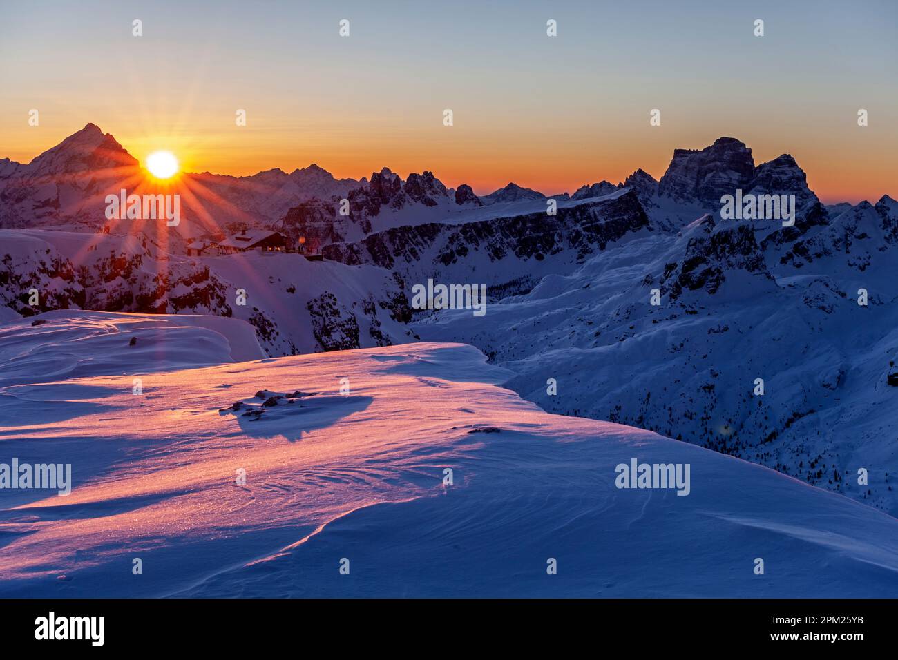 Rifugio Lagazuoi , im Hintergrund Antelao und Monte Pelmo, Belluno, Südtirol, Dolomiten, Italien, Winter, Sonnenaufgang Stockfoto