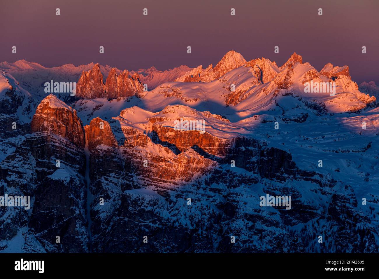 Blick von Rifugio Lagazuoi auf Geislerspitzen, Belluno, Südtirol, Dolomiten, Italien, Im Winter Stockfoto