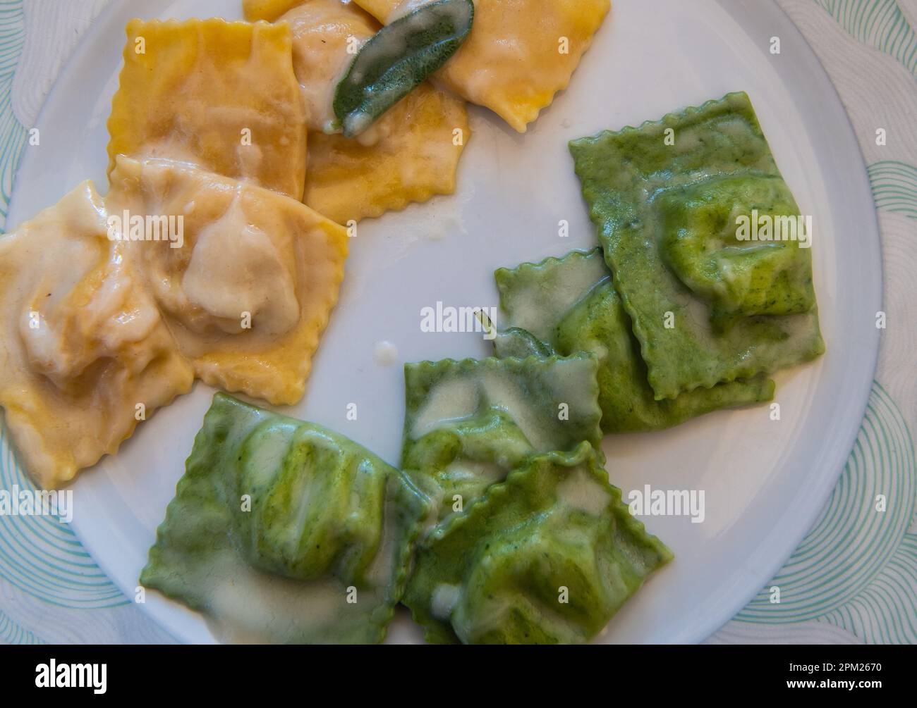 Ravioli mit Spinat und Ravioli mit Kürbis und Parmesan. Traditionelle Speisen der italienischen Region Emilia Romagna Stockfoto