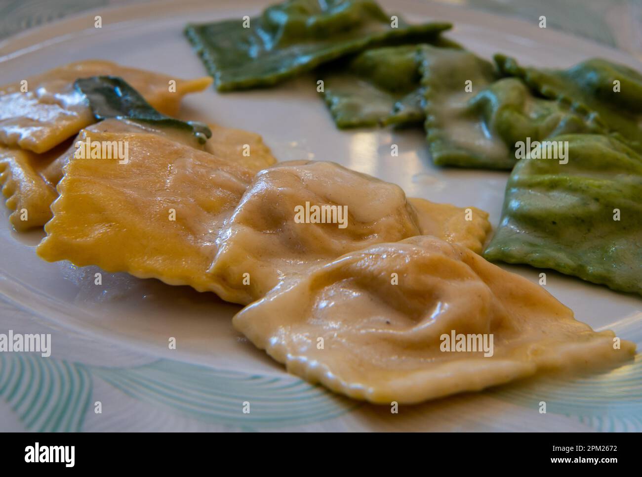 Ravioli mit Spinat und Ravioli mit Kürbis und Parmesan. Traditionelle Speisen der italienischen Region Emilia Romagna Stockfoto