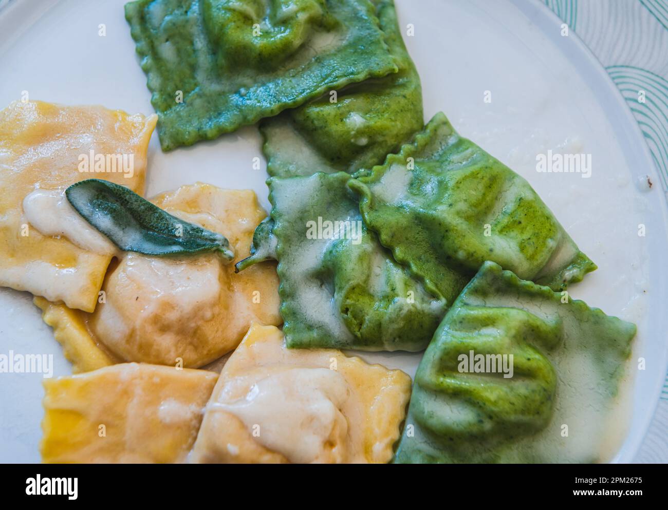 Ravioli mit Spinat und Ravioli mit Kürbis und Parmesan. Traditionelle Speisen der italienischen Region Emilia Romagna Stockfoto