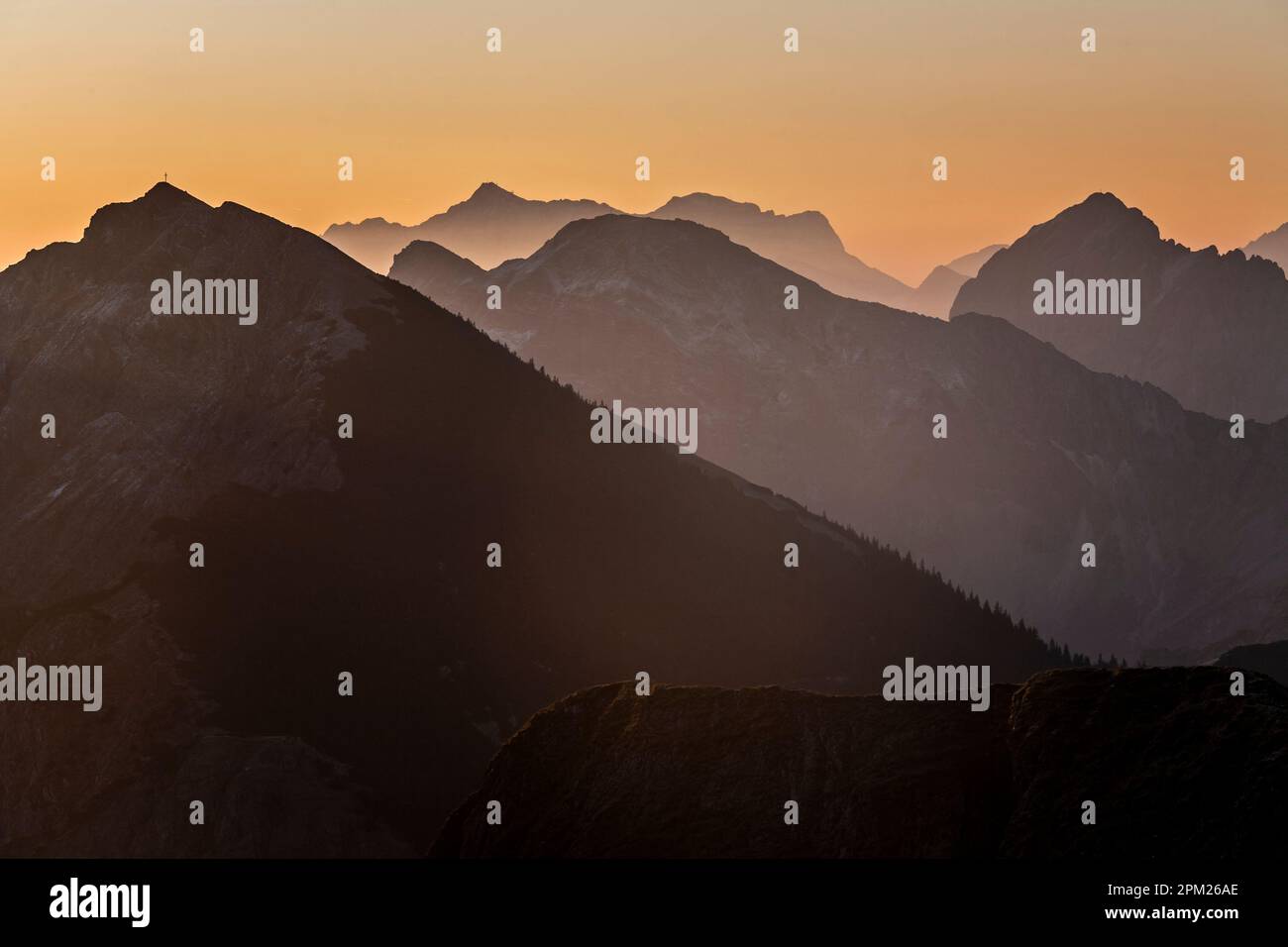 Blick über die Tannheimer Alpen bis zur Zugspitze im Hintergrund, Tirol, Österreich, Europa Stockfoto