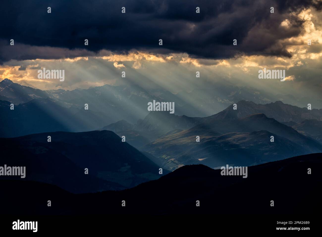 Blick von Schlern zu den Sarntaler Alpen, Seiser Alm, Südtirol, Italien, Sommer, Gewitter Stockfoto