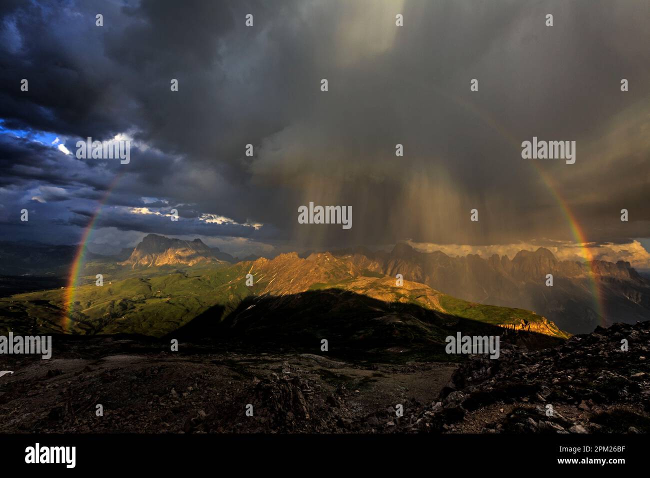 Blick von Schlern nach Rosengarten, Seiser Alm, Südtirol, Italien, Sommer, Gewitter und Regenbogen Stockfoto