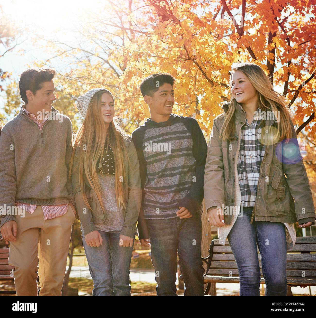 Genießen Sie jeden Moment zusammen. Eine Gruppe von Freunden im Teenageralter, die gemeinsam einen Herbsttag im Freien genießen. Stockfoto