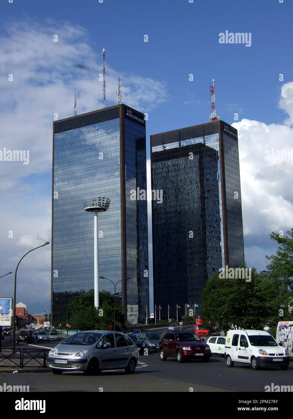 DOPPELTÜRME IN PORTE DE BAGNOLET PARIS - ARCHITEKTUR DER 1970 JAHRE - PARISER GEBÄUDE - STADTSZENE © FOTOGRAFIE: FRÉDÉRIC BEAUMONT Stockfoto