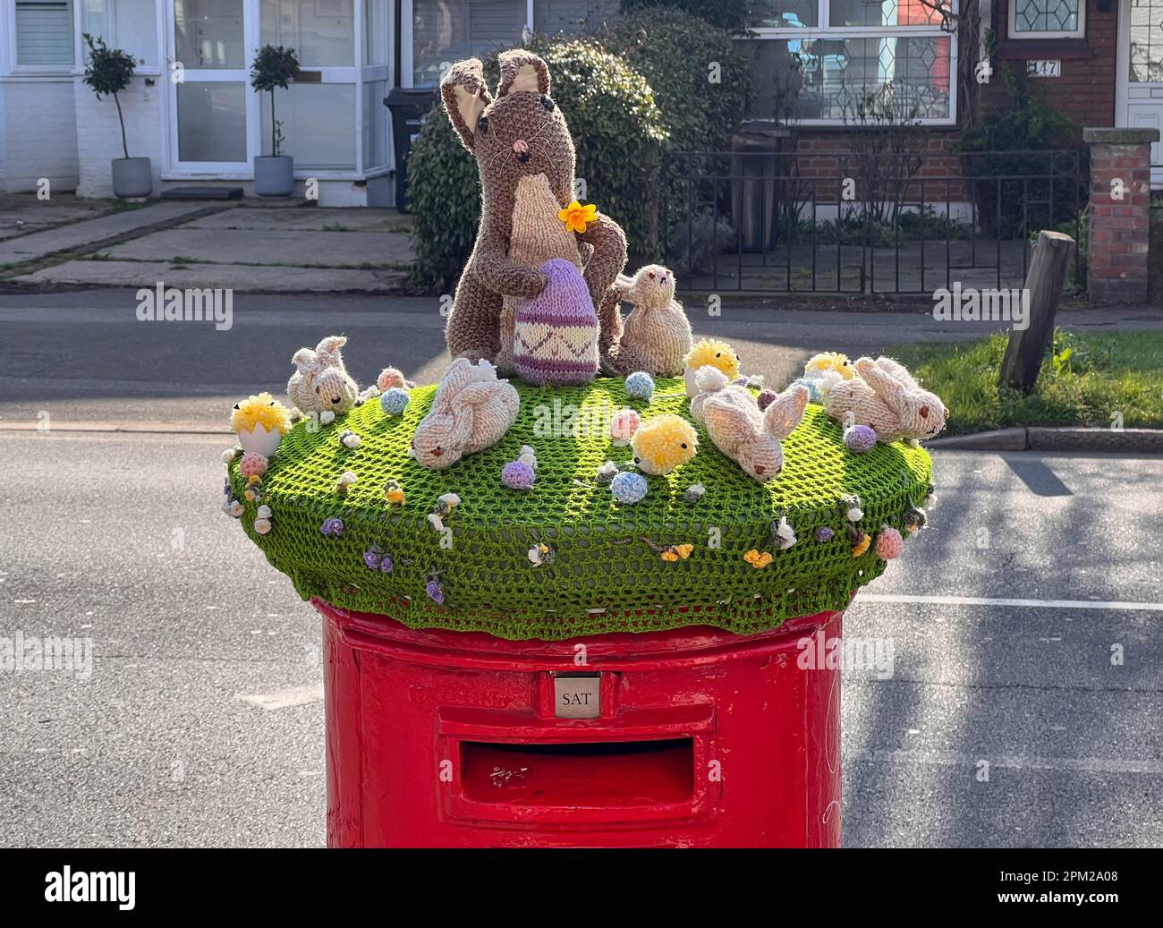 © Jeff Moore 08/04/2023 Eine Osterszene aus Strick, die heute Morgen auf einem Briefkasten in South Woodford, Essex, zu sehen ist, während Großbritannien die Feiertagswoche genießt Stockfoto