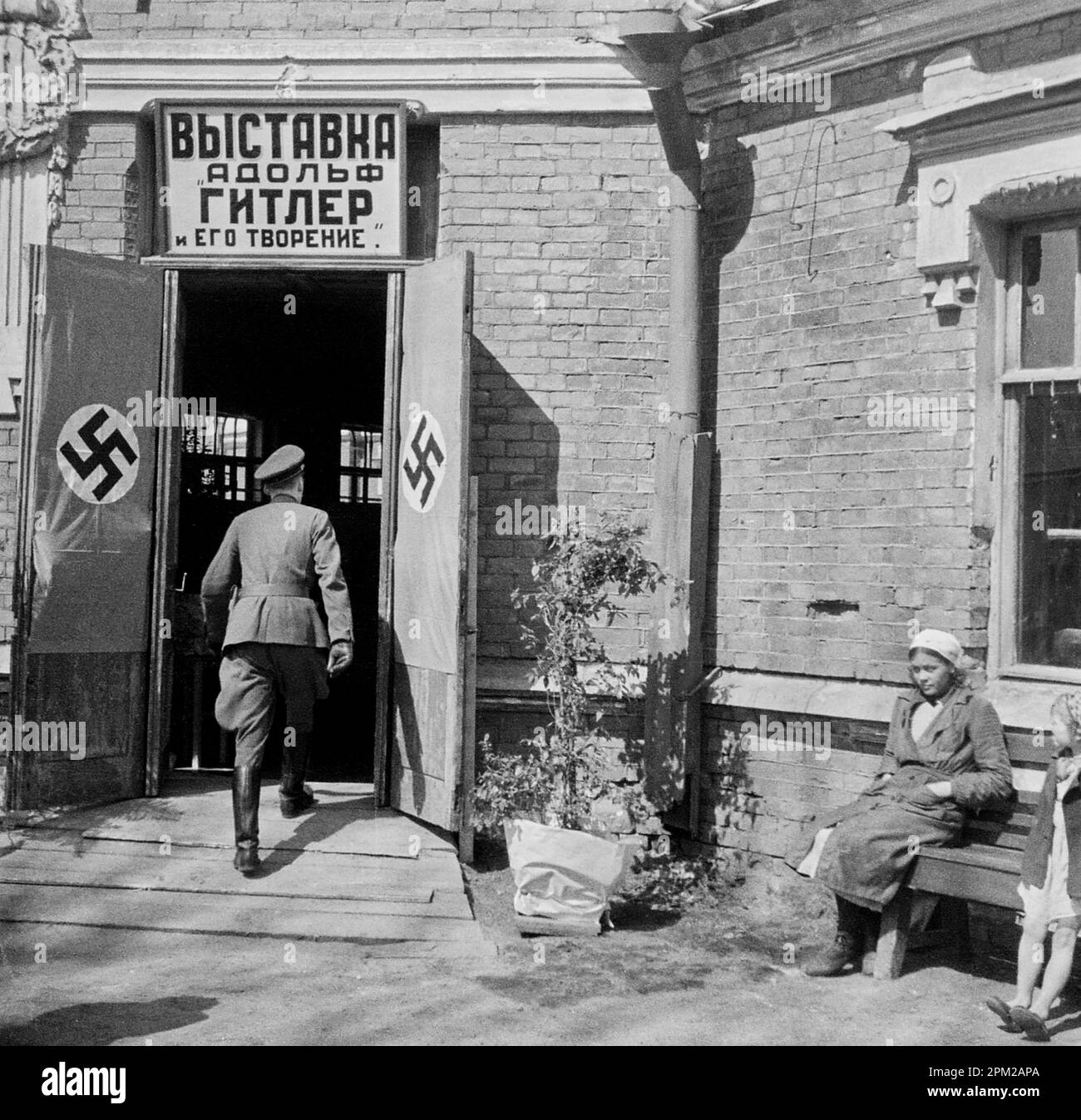 Historischer 2. Weltkrieg 1940er, Foto eines deutschen Wehrmachtmitglieds in Lettland (Riga, Pskov und Umgebung).'Ausstellung Adolf Hitler und seine Schöpfung' Stockfoto