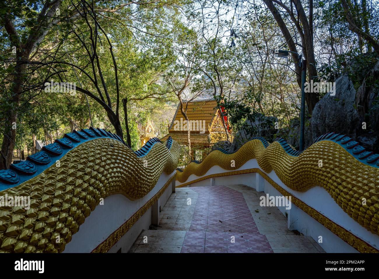 Stufen hinauf zu einem Kalksteinhügel mit Drachen im buddhistischen Tempel Wat Phra Phutthabat Noi. Saraburi, Thailand. Stockfoto