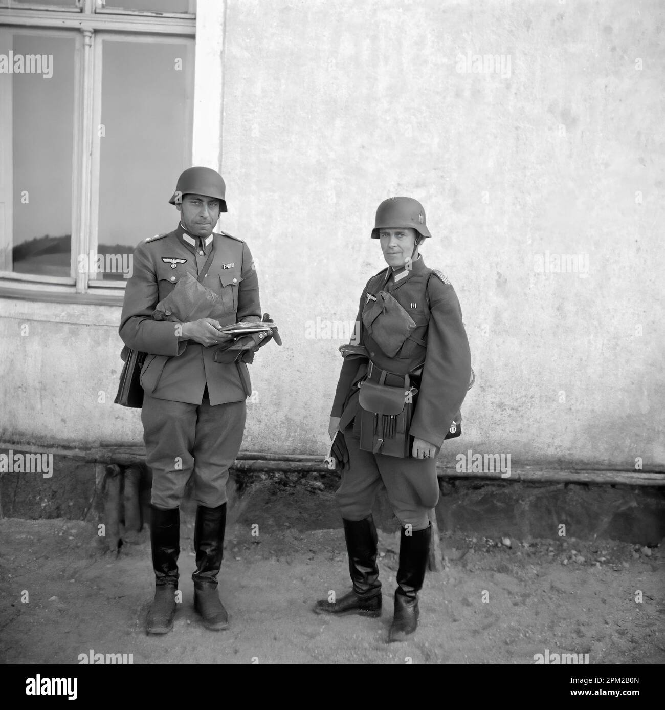 Historischer 2. Weltkrieg 1940er, Foto eines deutschen Wehrmachtmitglieds in Lettland (Riga, Pskov und Umgebung). Zwei deutsche Soldaten posieren. Filter verbessert Stockfoto