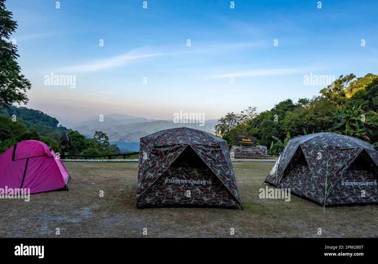 Zelte auf dem Campingplatz des Mae Wong Nationalparks, Kamphaeng Phet, Thailand. Stockfoto