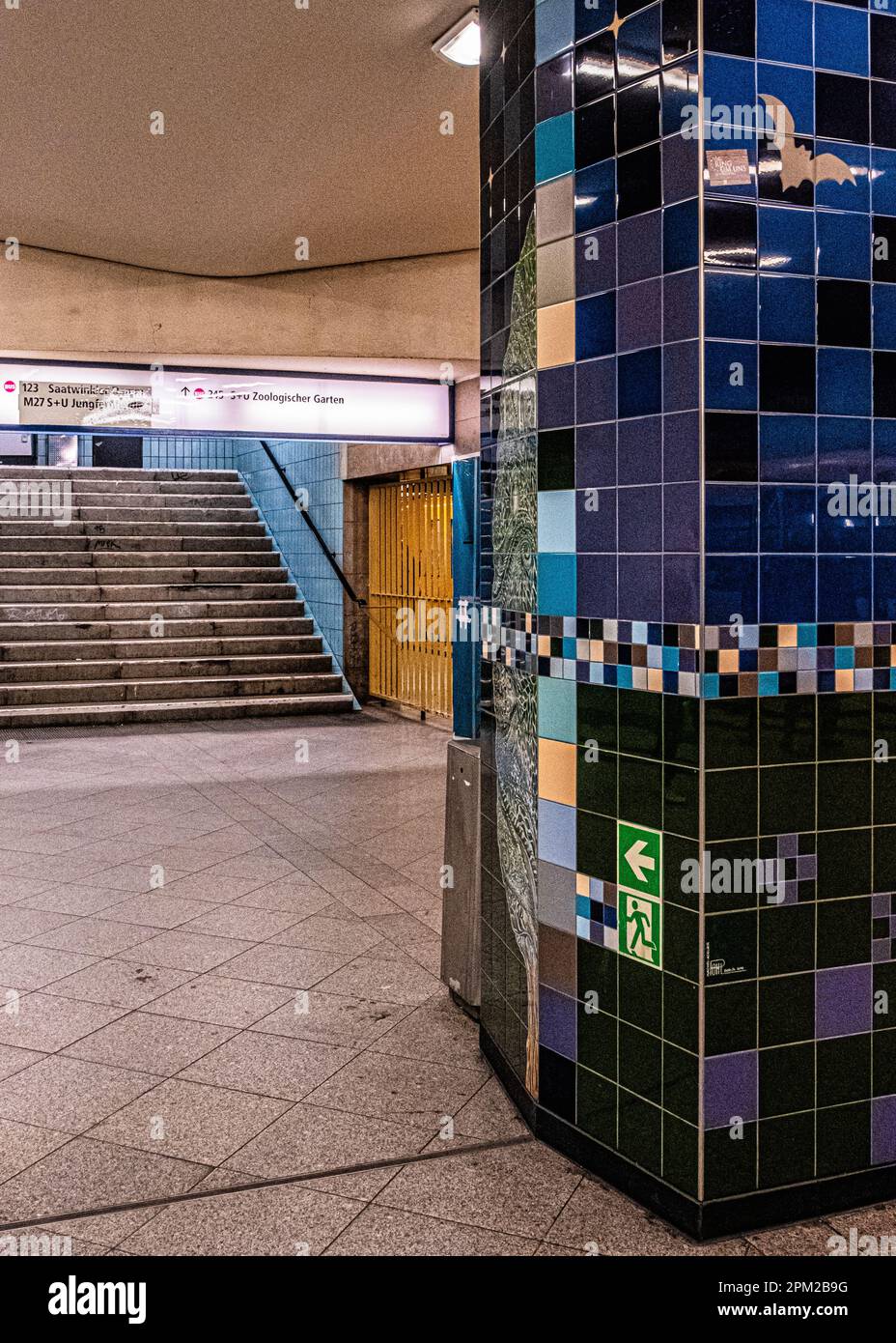 U Turmstraße Interior. Die U-Bahn-Station bedient U9 Linie, die am 28 1961. August in Moabit-Mitte, Berlin, eröffnet wurde Stockfoto