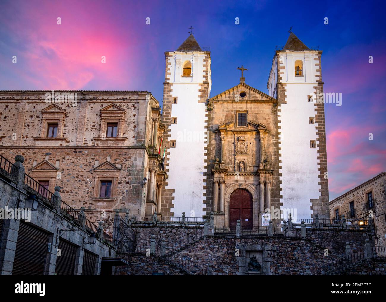 Plaza de San Jorge mit der monumentalen Kirche San Francisco im historischen Zentrum, die bei Sonnenuntergang zum UNESCO-Weltkulturerbe in Cceres, Spanien, erklärt wurde Stockfoto