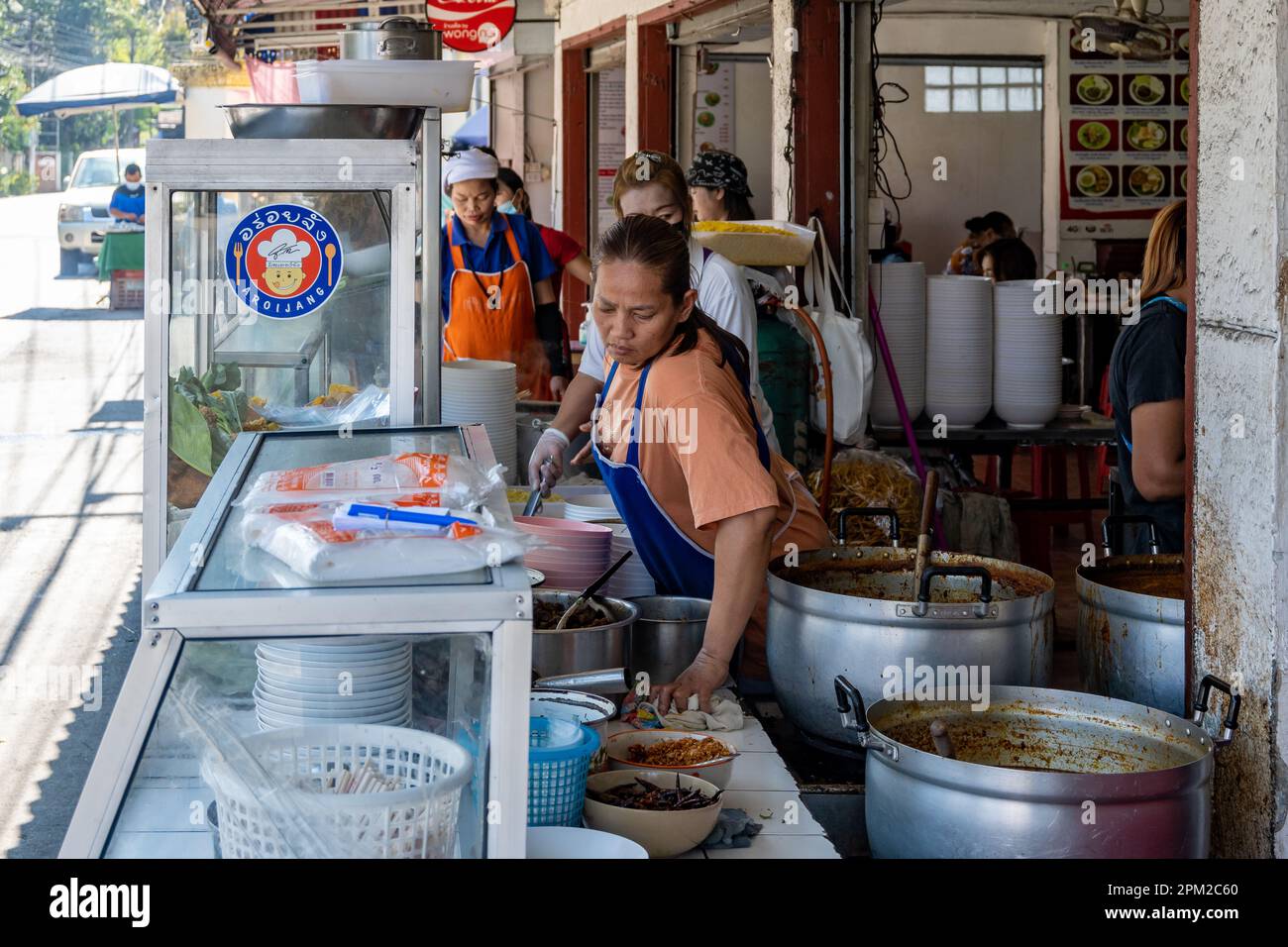 Eine Frau, die Nudelsuppe in einem Restaurant serviert. Chiang Mai, Thailand. Stockfoto