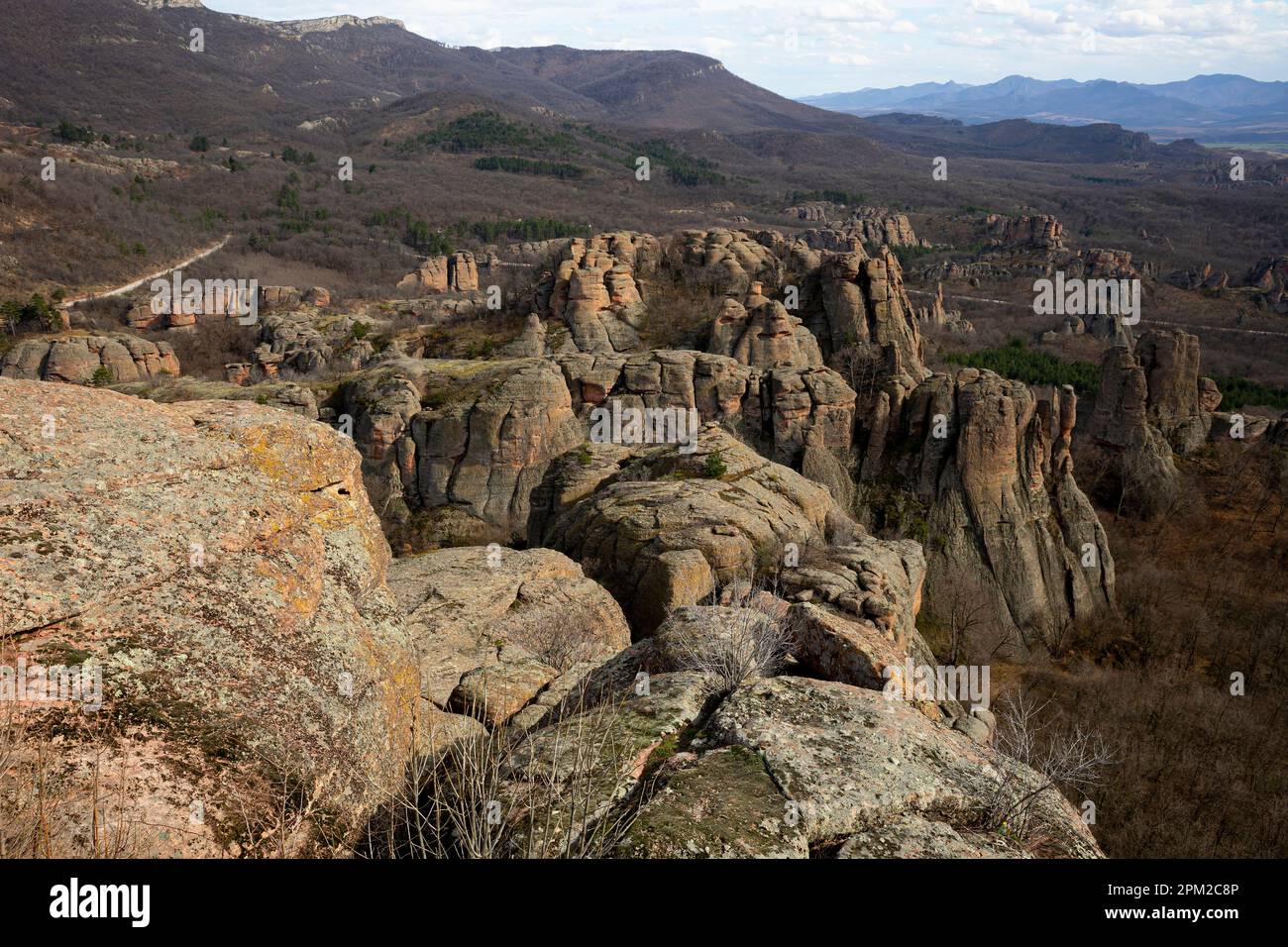 Die Belogradchik Felsen sind eine Gruppe von seltsam geformten Sandstein- und Konglomeratgesteinsformationen, die sich an den westlichen Hängen des Balkangebirges befinden Stockfoto