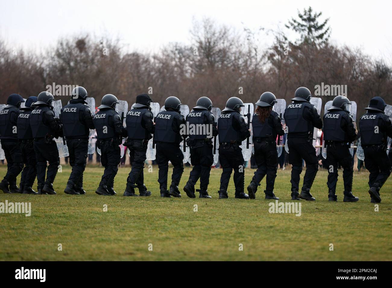 Die Polizei ist eine Polizei, die organisiert, eingesetzt, ausgebildet oder ausgerüstet ist, um Menschenmassen, Protesten oder Unruhen entgegenzutreten. Stockfoto