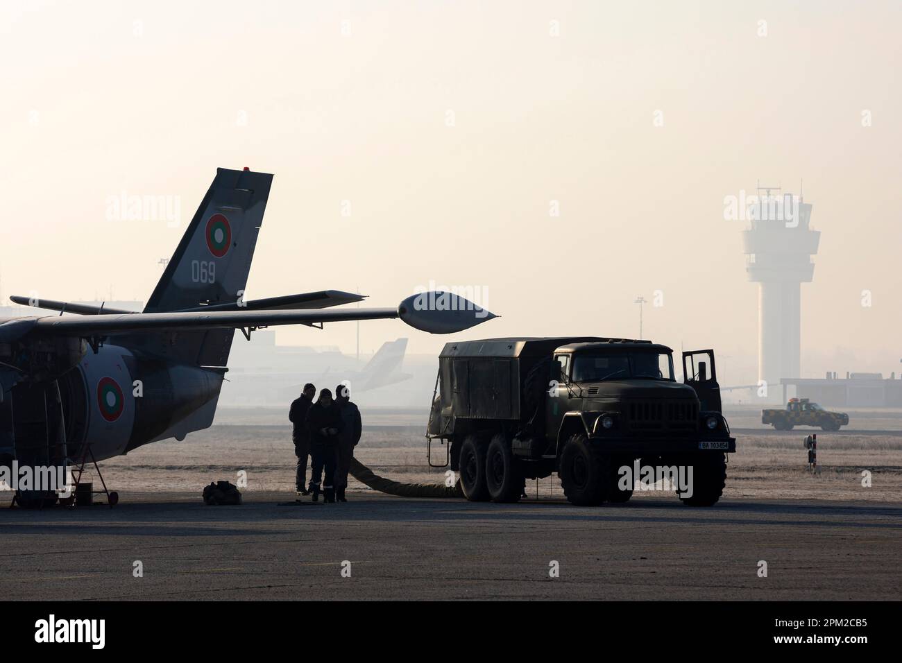 Sofia, Bulgarien - 16. Februar 2023: Das zweimotorige Kurzstreckenflugzeug Let L-410 Turbolet wird auf dem Luftwaffenstützpunkt Vrazhdebna betankt. Stockfoto