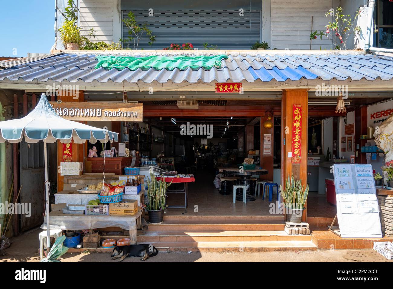 Ein lokales Restaurant mit rotem Banner für das chinesische Neujahr. Chiang Mai, Thailand. Stockfoto