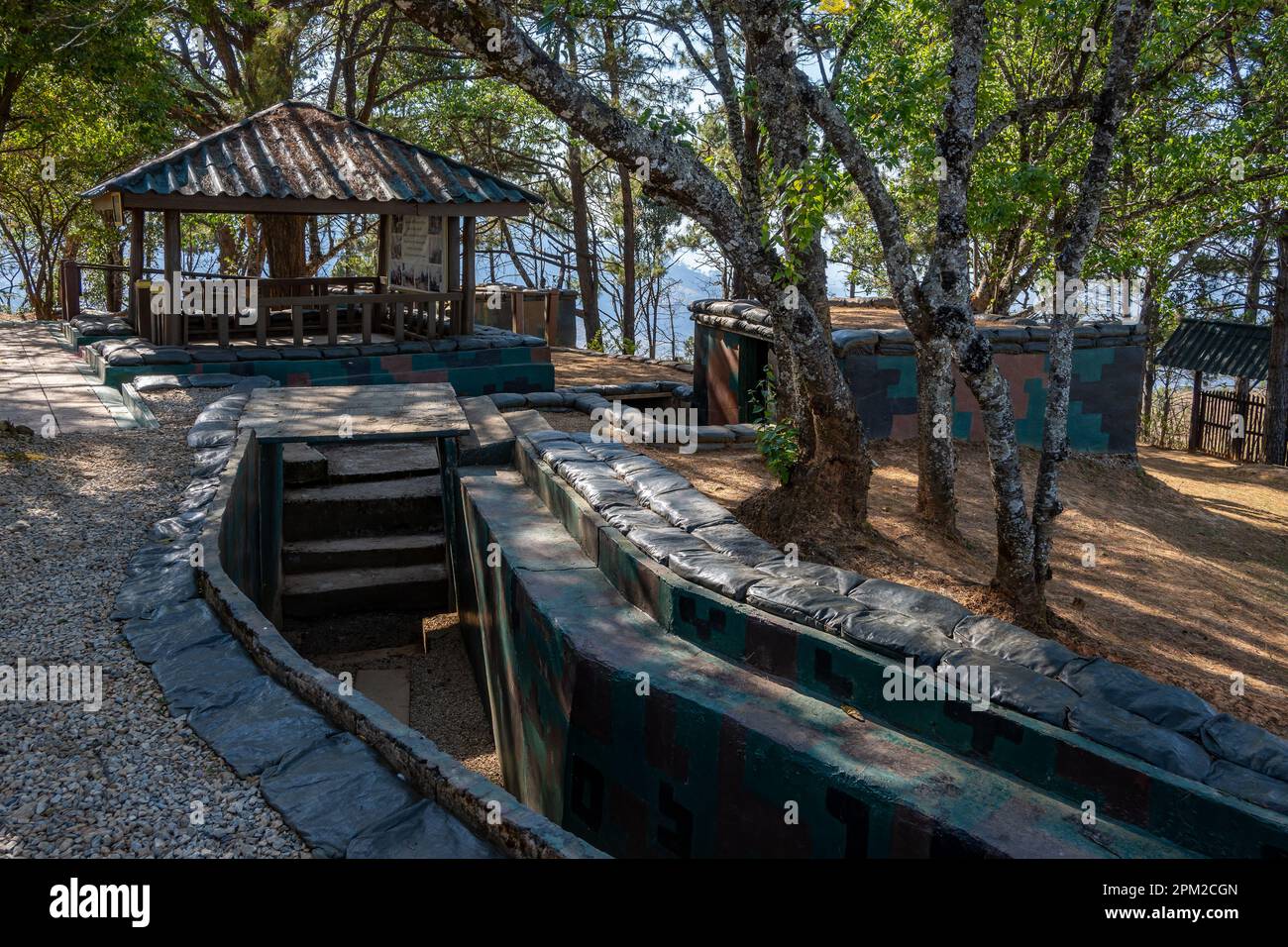 Gräben und Bunker entlang der Grenze Thailand-Myanmar. Jetzt eine Touristenattraktion. Chiang Mai, Thailand. Stockfoto