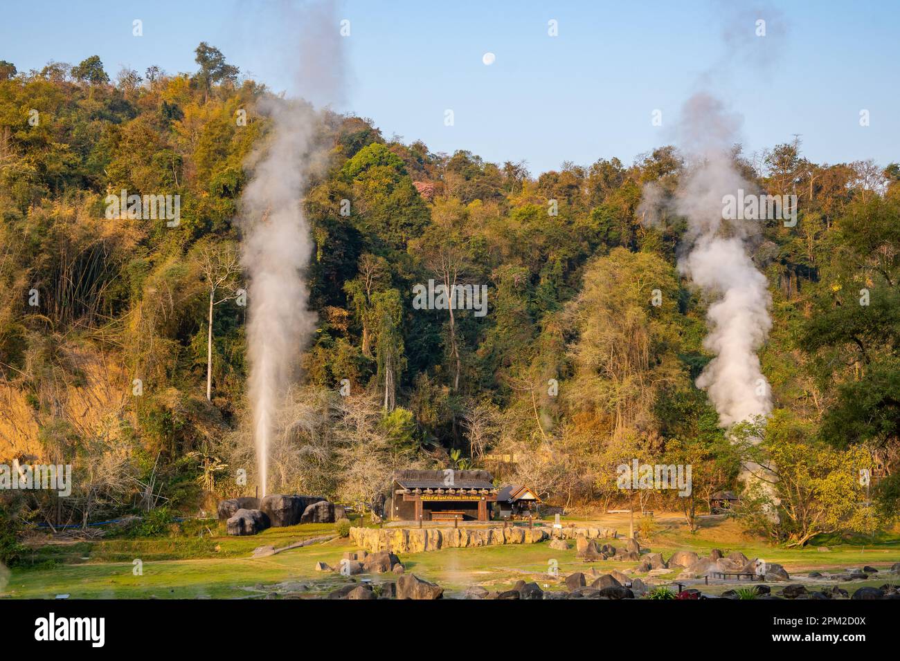 Geysirausbruch in der Fang Thermalquelle. Doi Pha Hom Pok Nationalpark, Chiang Mai, Thailand. Stockfoto