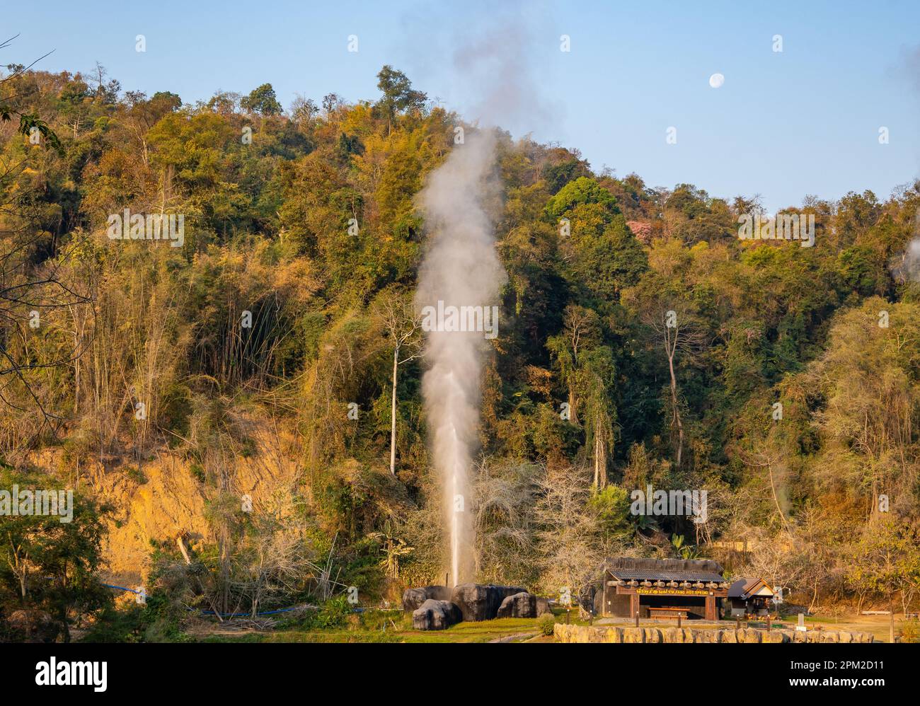 Geysirausbruch in der Fang Thermalquelle. Doi Pha Hom Pok Nationalpark, Chiang Mai, Thailand. Stockfoto