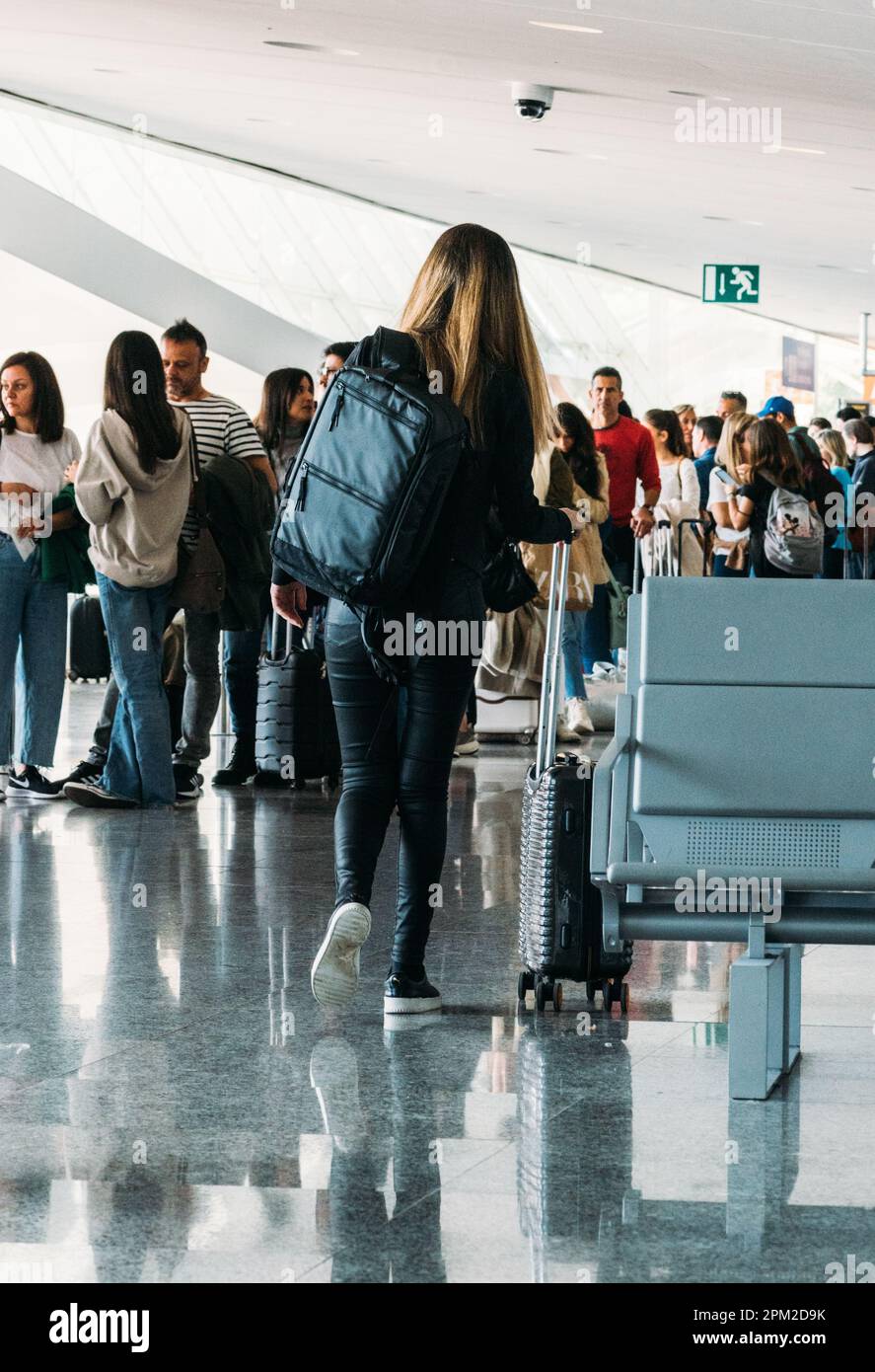 Bilbao, Spanien - 9. April 2023: Passagiere, die am internationalen Flughafen Bilbao, Spanien, bereit sind, ein Flugzeug zu besteigen Stockfoto