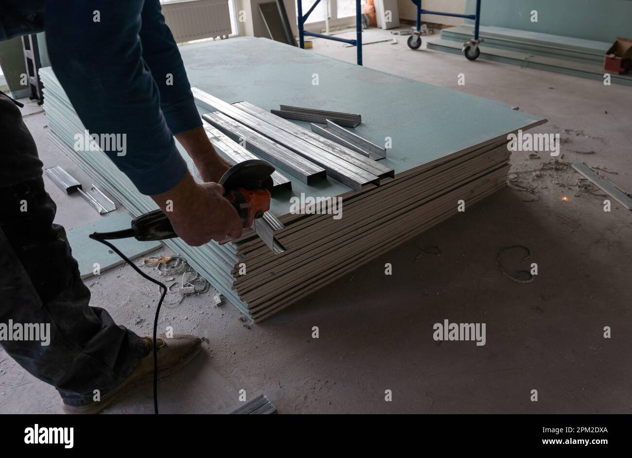 Deckenmontage mit fachkundigen Technikern in dem Raum, der sich im Bauprozess befindet. Stockfoto