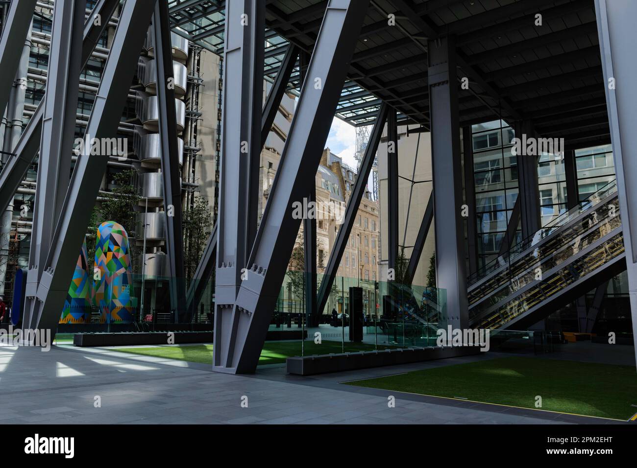 London - 05 21 2022: Eingang zum Leadenhall-Gebäude an der St. Mary Axe. Stockfoto