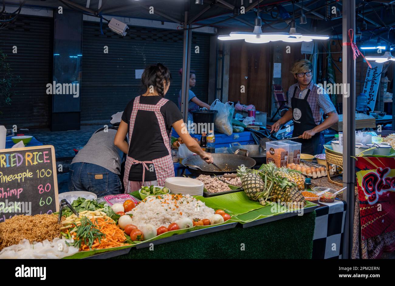 Traditionelle Speisen werden auf einem Straßenmarkt im Zentrum von Bangkok, Thailand, serviert. Stockfoto