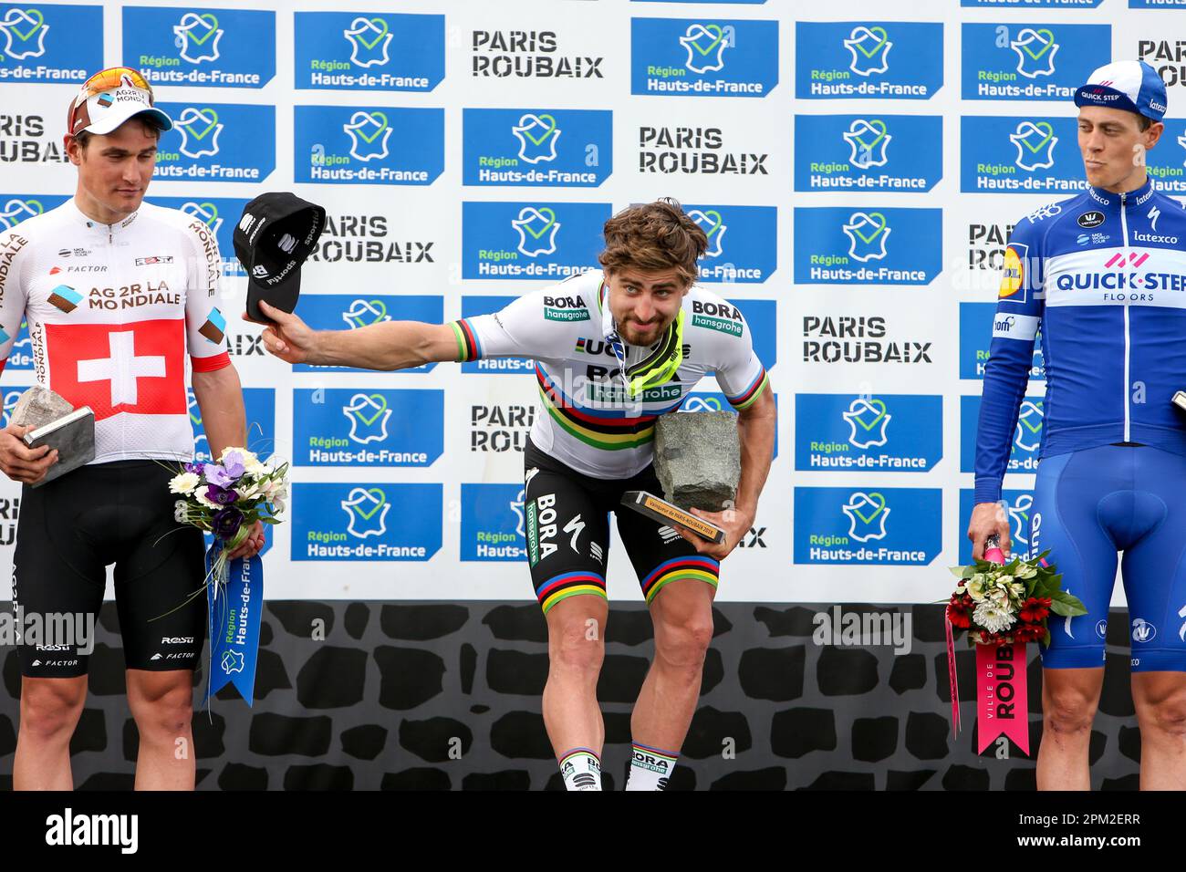 2018 Paris Roubaix 165. Auflage – Weltmeister Peter Sagan (Bora Hansgrohe) verbeugt sich mit seiner Kopfsteinpflastertrophäe, um Paris Roubaix zu gewinnen Stockfoto