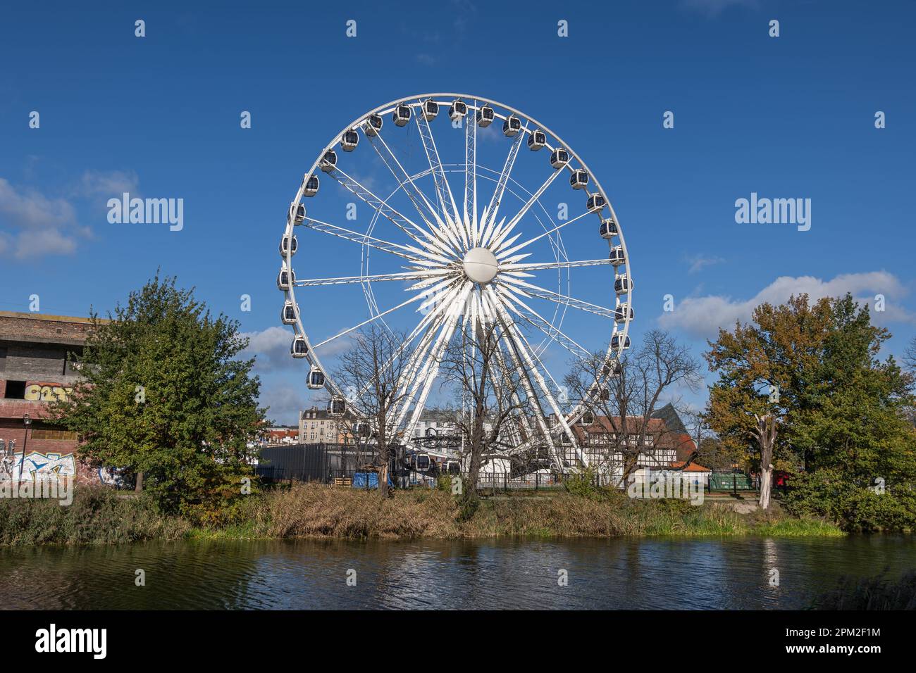Danzig, Polen - 11. Oktober 2022 - AmberSky Riesenrad, 50 Meter hoher Bau mit 36 Gondeln, wichtige Touristenattraktion und Wahrzeichen der Stadt. Stockfoto